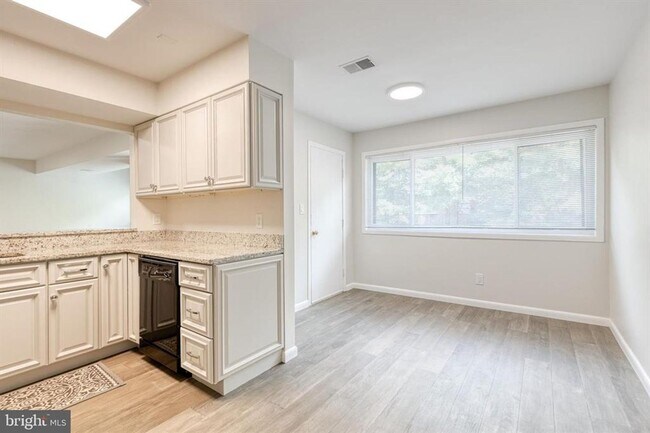 Building Photo - Welcome to contemporary luxury living in this beautifully renovated 2bd 2.5bth penthouse condo