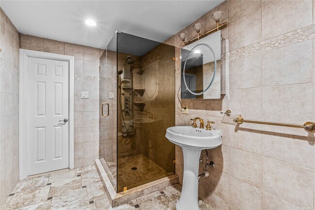 Building Photo - 11 Melby Ln