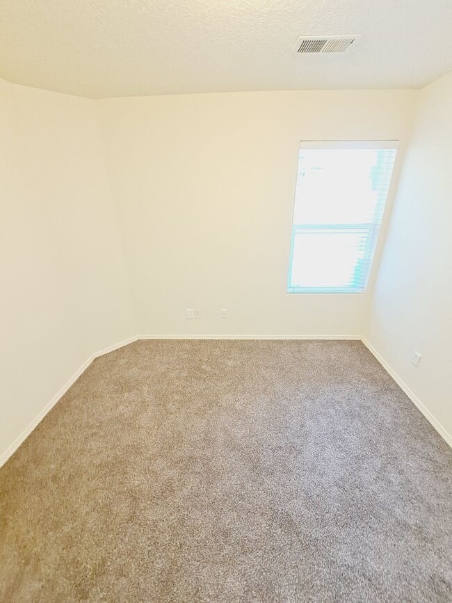 Building Photo - 4 bed home available in Huning Ranch!