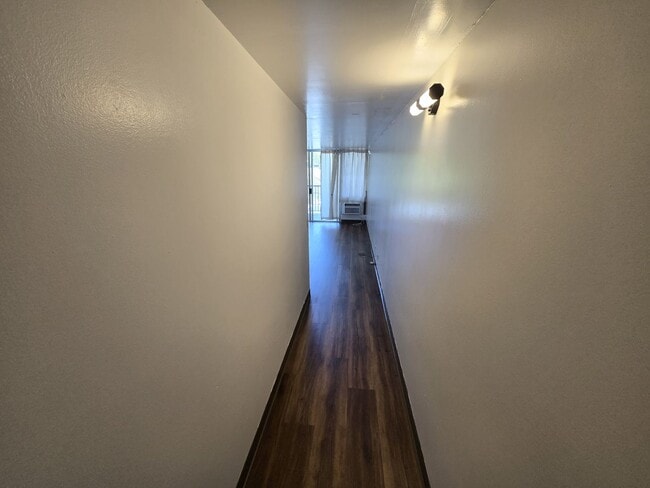 Building Photo - Upgraded 1 Bedroom, 1 Bath, 1 Parking, Con...