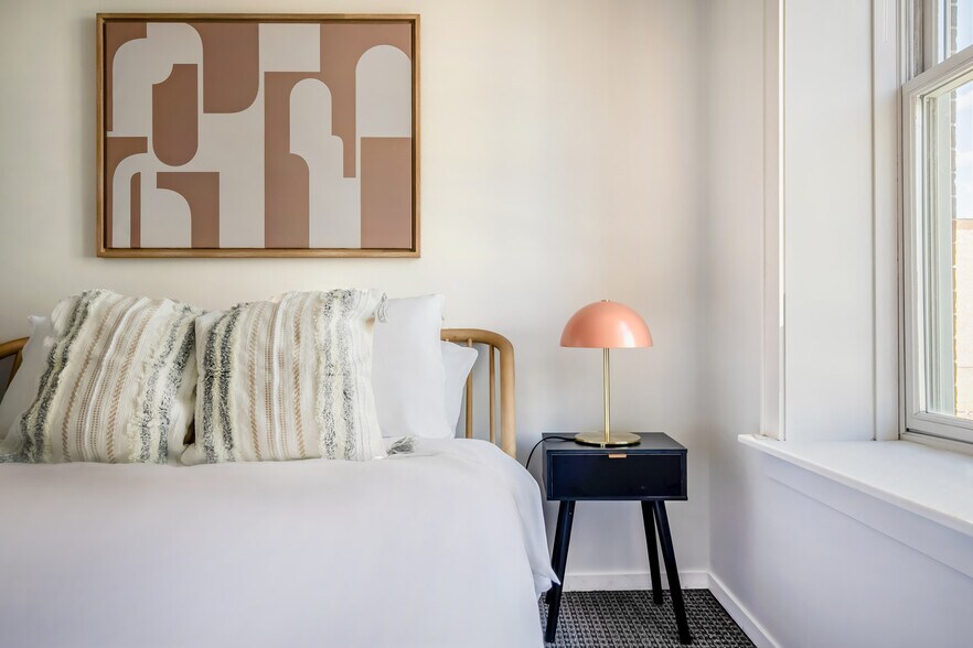 Building Photo - 30 E Roosevelt Rd