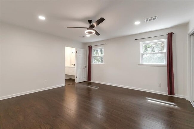 Building Photo - 3480 Tanbark Ct NE