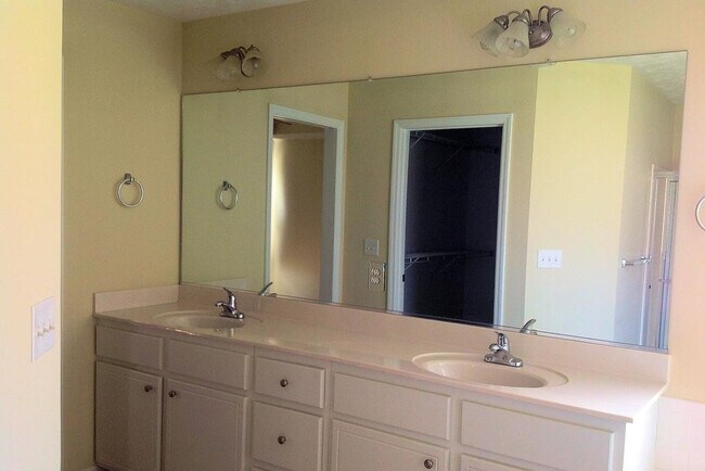 Building Photo - 220 Ansley Way