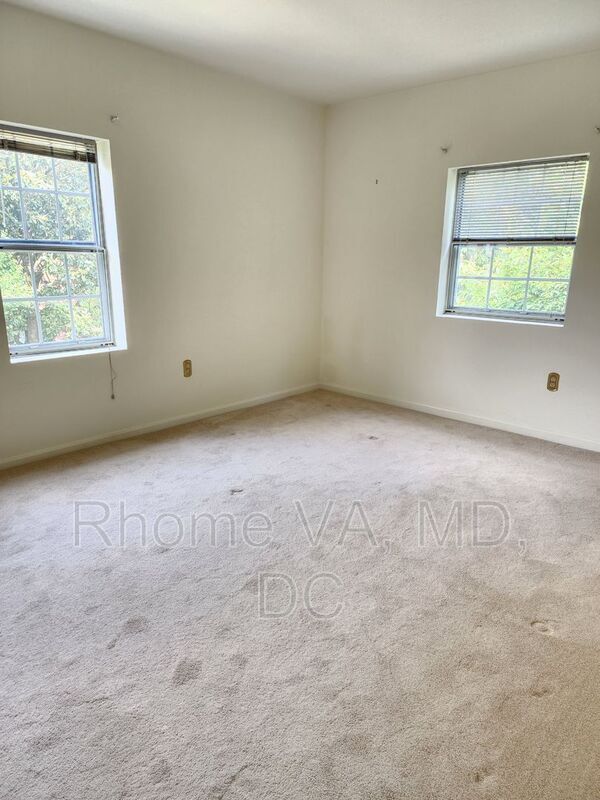 Building Photo - 1801 Queens Ln