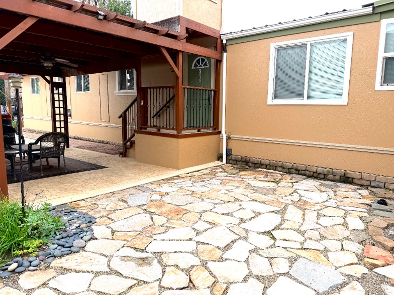 Building Photo - 220 E Home St