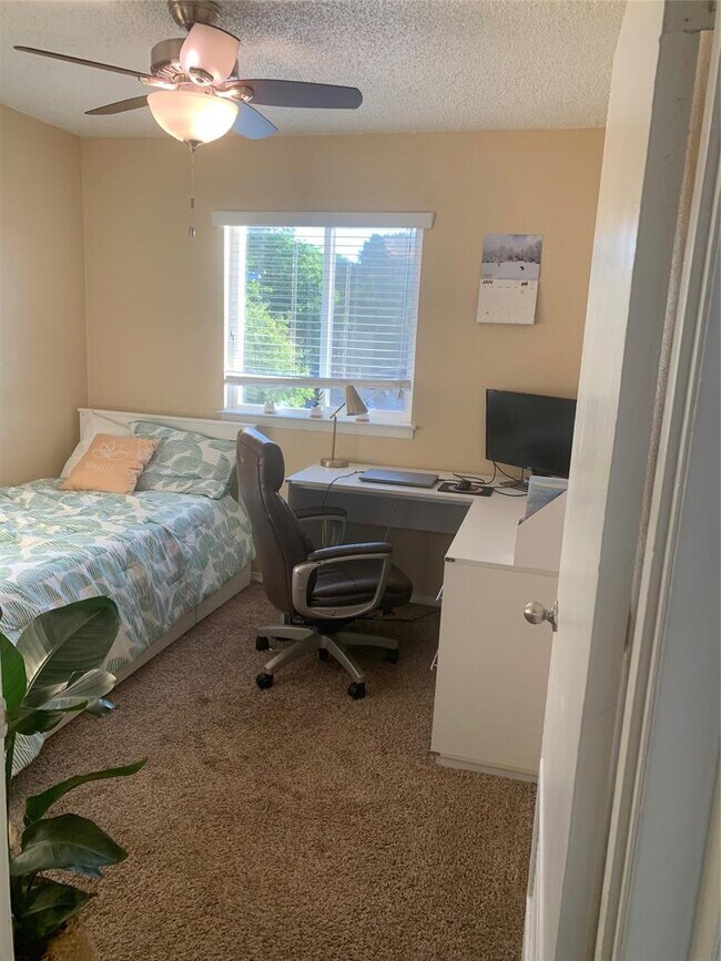 Building Photo - 2401 Manor Rd