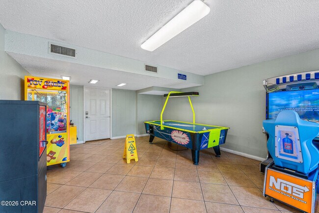 Building Photo - 8743 Thomas Dr