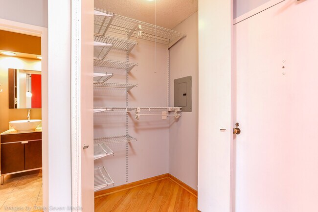 Building Photo - 1212 N La Salle Dr