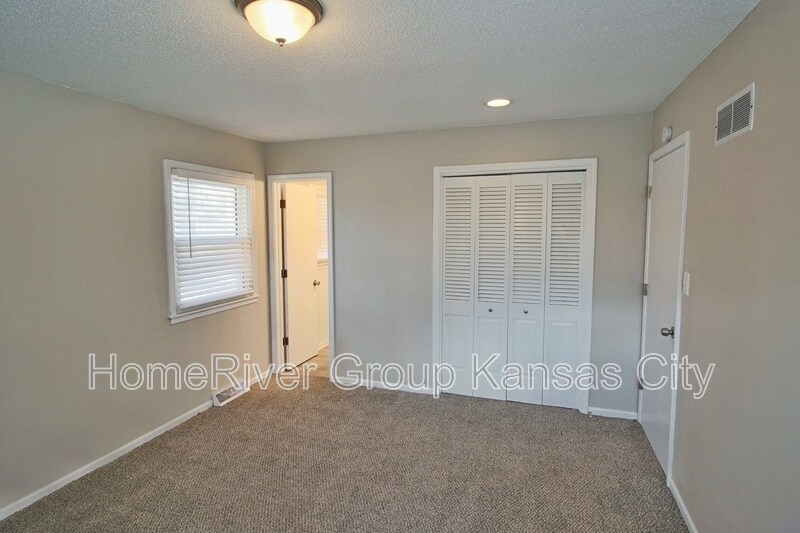 Building Photo - 13808 Bennington Ave