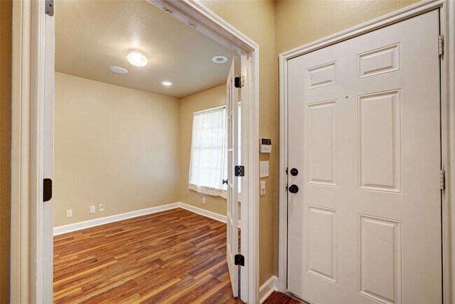 Building Photo - 136 Holmstrom St