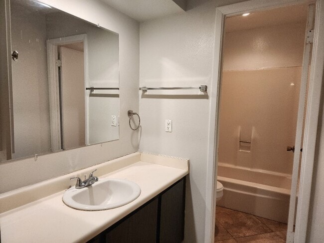 Building Photo - 2 bedroom 2 bath home in Villa De Paz golf community