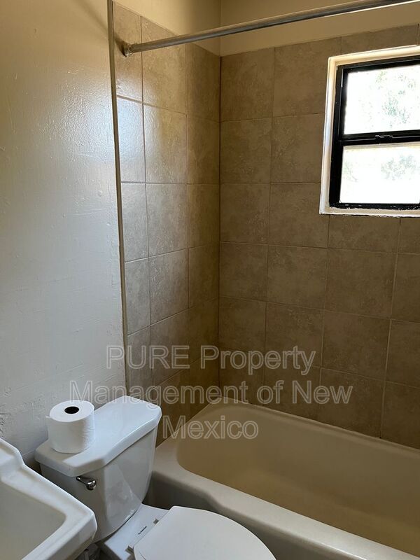 Building Photo - 124 Aliso Dr NE