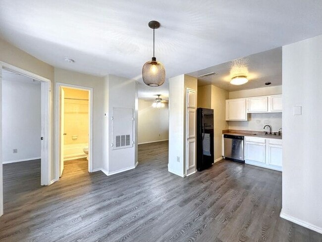 Building Photo - Charming 2-Bedroom Condo with Modern Ameni...