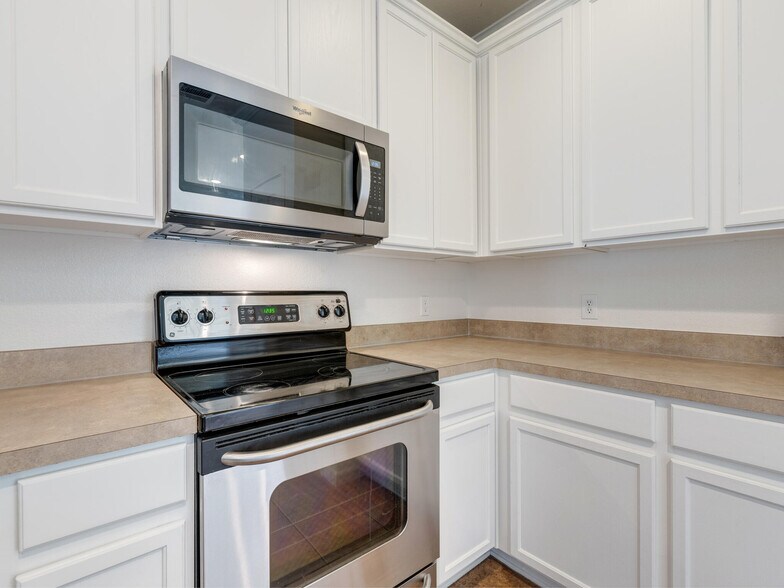 New Stainless steel microwave - 10528 Astor Dr