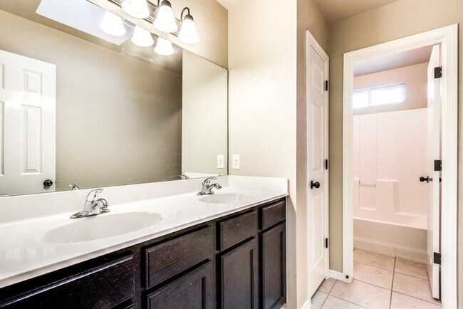 Building Photo - Gorgeous 4 Bedroom Home In Horizon with Refrigerated Air!