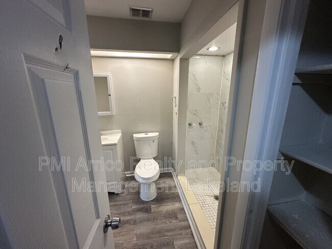 Building Photo - 1108 Country Club Ln