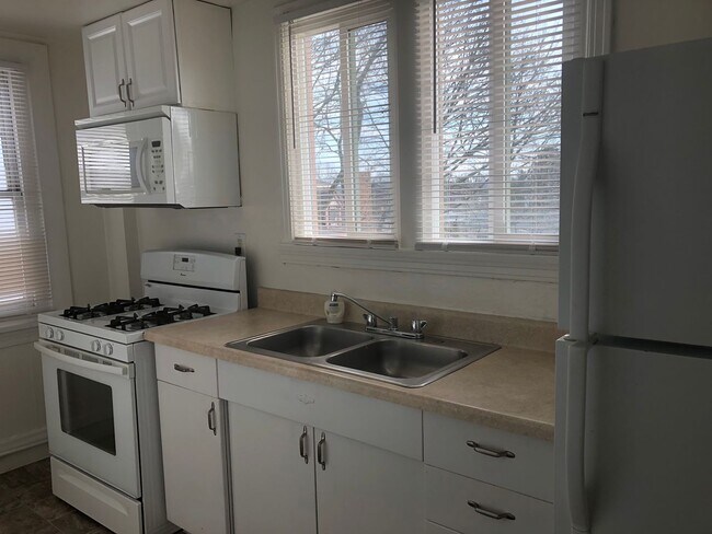 Building Photo - Bellevue - 2 BR Duplex, 2nd floor, 1 Bath!