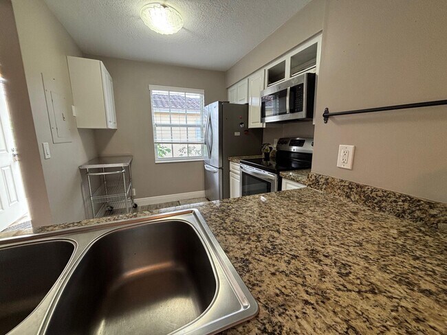 Building Photo - 1035 Lake Shore Dr