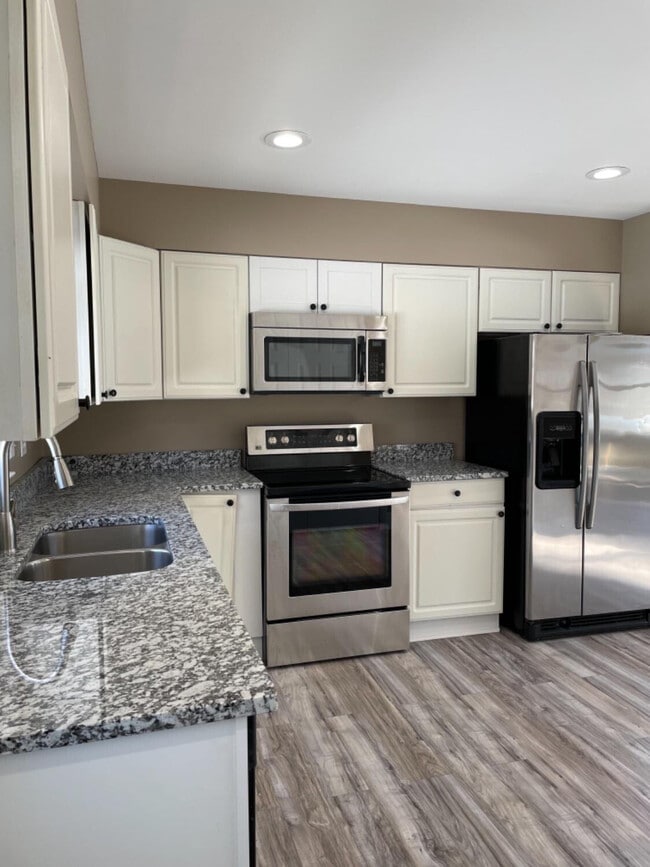 Building Photo - 2470 Millbrook Dr