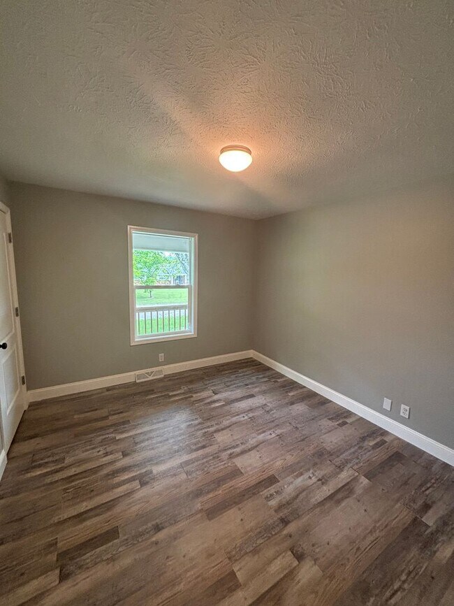 Building Photo - Freshly Renovated Rancher!