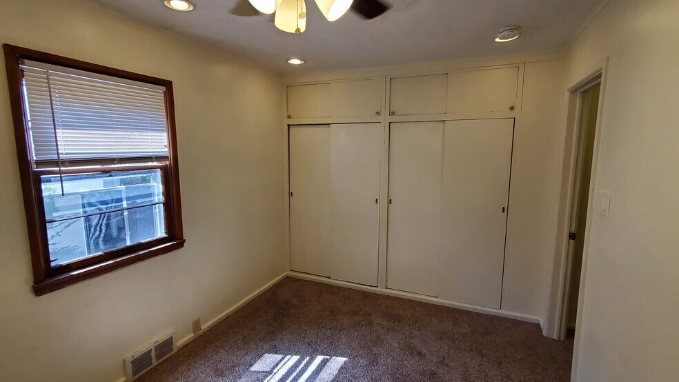 Building Photo - 1127 S Allen St