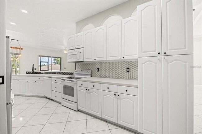 Building Photo - 13848 Vista Del Lago Blvd