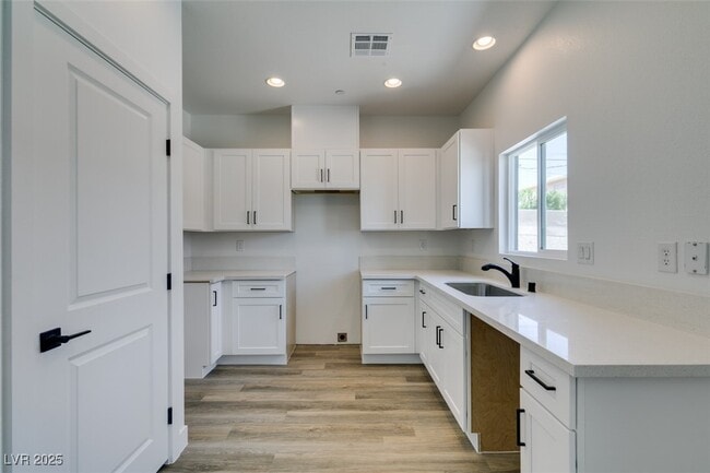 Building Photo - 367 N 16th St