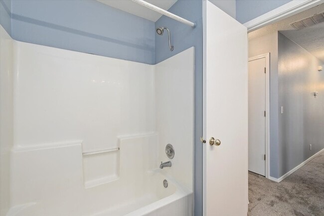 Building Photo - 636 W Richmond Ln