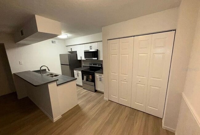 Building Photo - 5313 Summerlin Rd