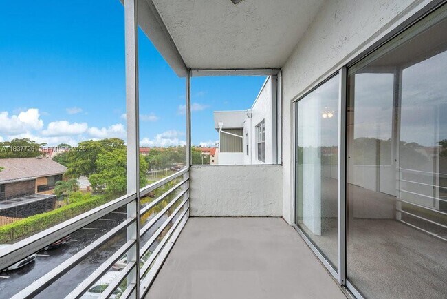 Building Photo - 2998 Sunrise Lakes Dr E