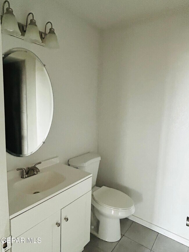 Building Photo - 805 Chile Pl