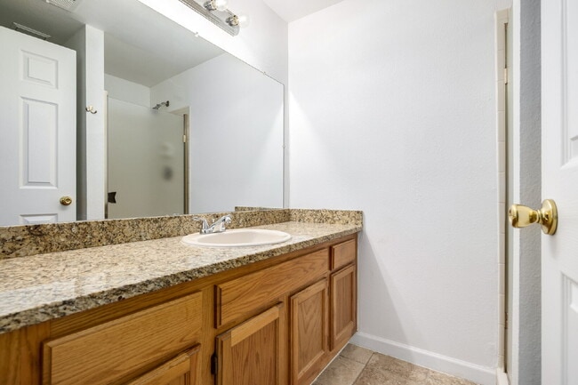 Building Photo - Updated and Stylish 1BDR/1BTH in the Eleve...