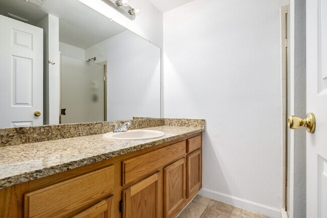 Building Photo - Updated and Stylish 1BDR/1BTH in the Eleven-One-Eleven Condominium Complex