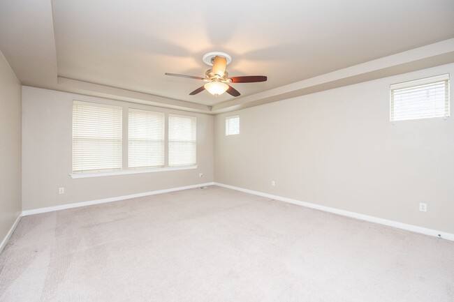 Building Photo - 4 Bedroom 2.5 bath over 2900 square feet i...