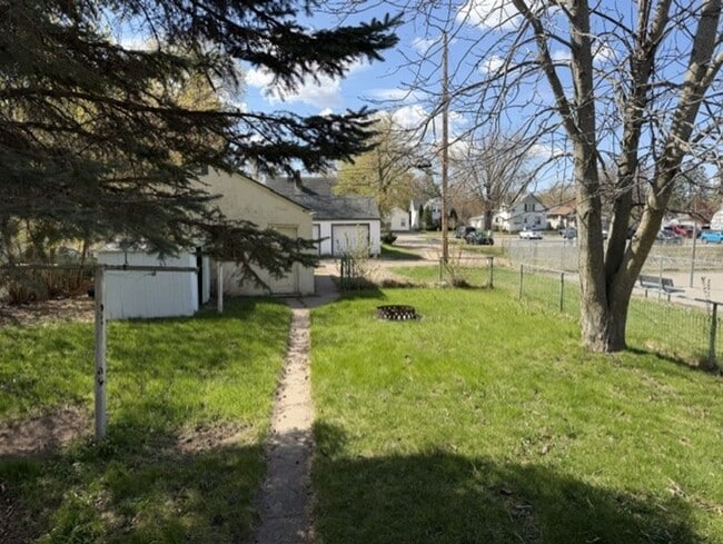 Building Photo - Cozy 2 bedroom house w/ garage