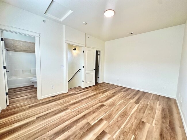 Building Photo - Cute little gated community 3 bed 2.5 bath...