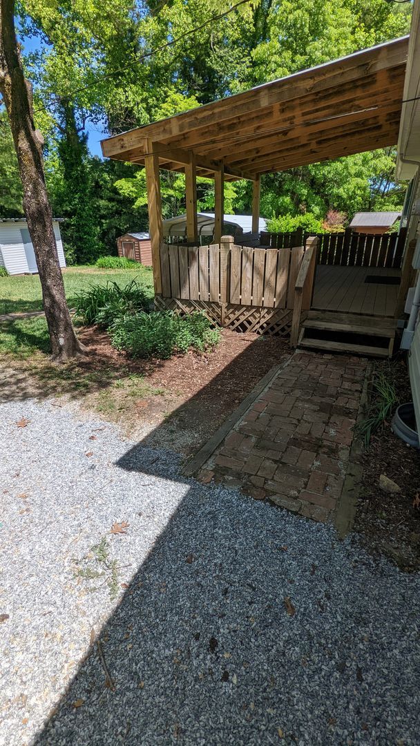 Building Photo - Private 3/1 House With Large Covered Porch...