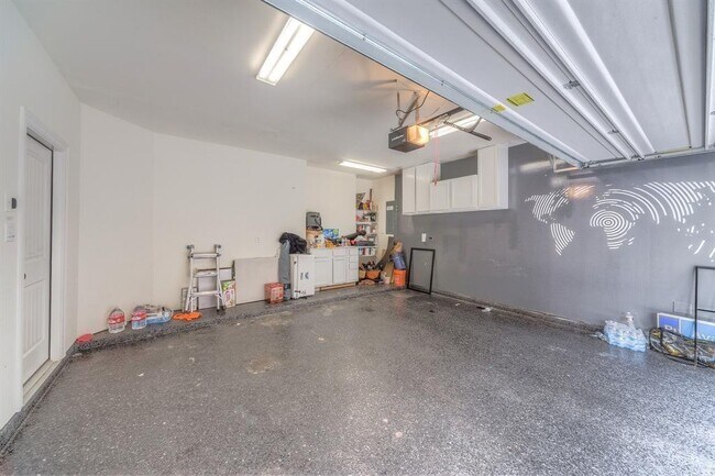 Building Photo - 444 N Live Oak St