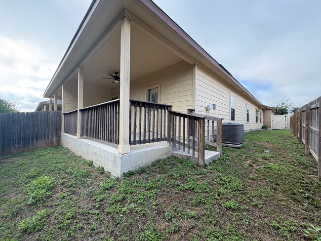 Building Photo - Luxury 3/2 Duplex in Seguin, Texas