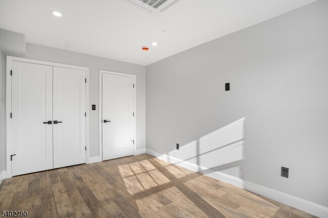 Building Photo - 479 15th Ave