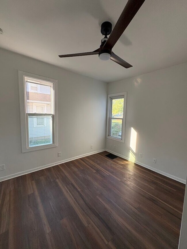 Building Photo - Three bedroom one bathroom home for rent