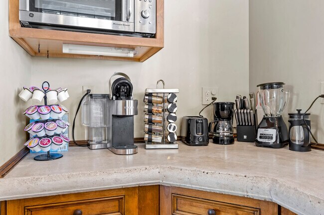 Building Photo - 4955 Hidden Hollow Rd