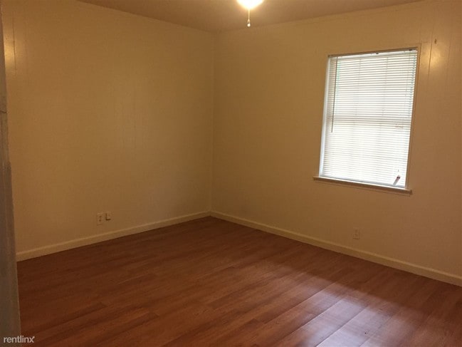 Building Photo - 2 br, 1 bath Apartment - University Manor