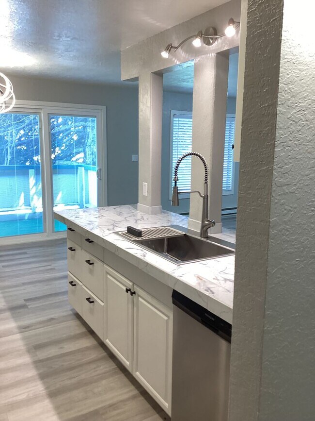 Building Photo - BEAUTIFUL - REMODELED 2 BEDROOM/1 BATH CON...