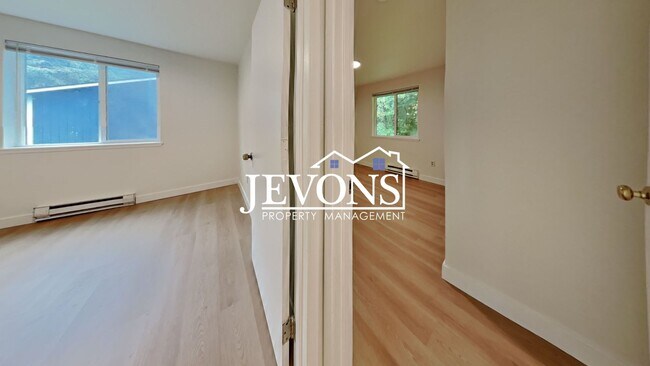 Building Photo - 2076 E 56th St