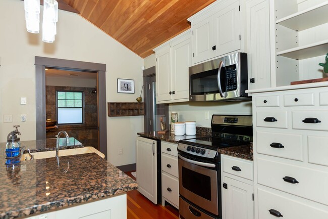 Building Photo - 1 bed, 1 bath River View Cottage in Charle...