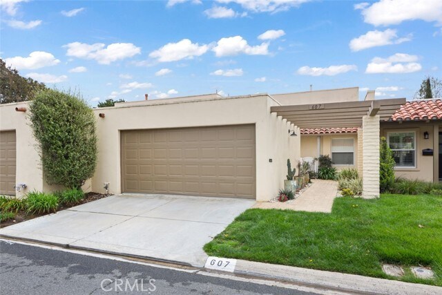 Building Photo - 607 Hilvanar