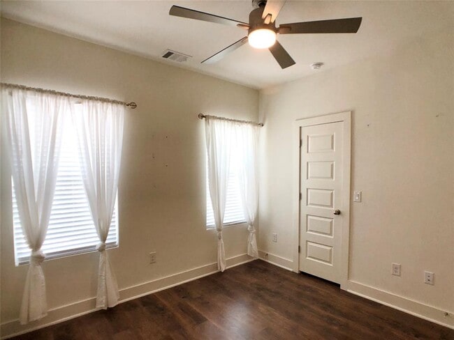 Building Photo - 3007 E 12th St