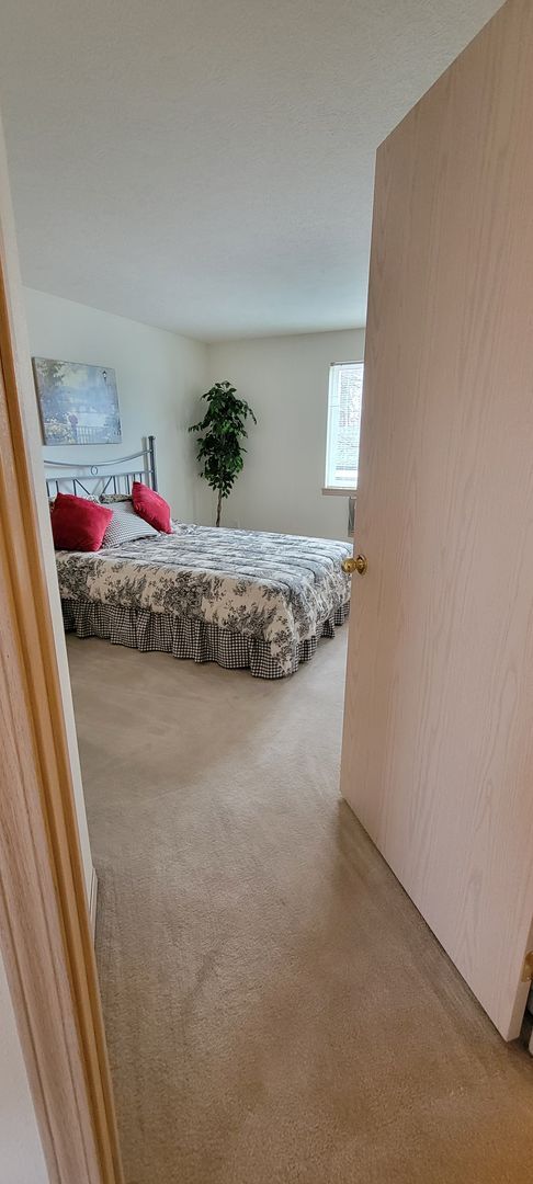 Building Photo - Middle (2nd) floor 660 sq ft 1-bedroom wit...