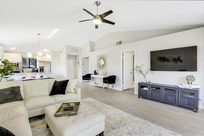 Building Photo - 108 Club Dr
